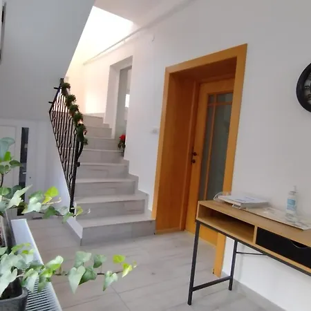 Friends House - Station - Self Check-in Gasthuis Braşov
