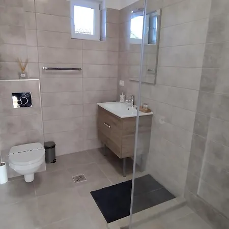 Friends House - Station - Self Check-in 3*