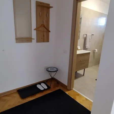 Friends House - Station - Self Check-in Gasthuis Braşov