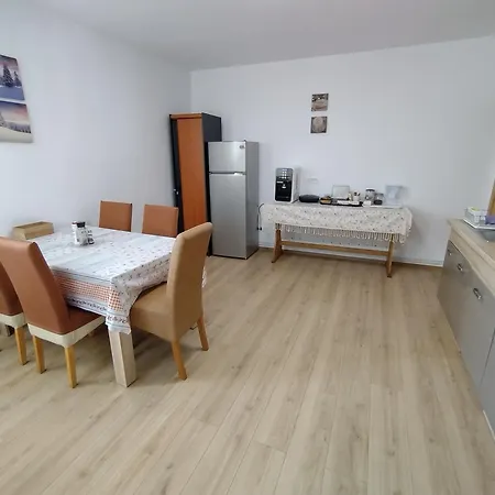 Friends House - Station - Self Check-in Gasthuis Braşov