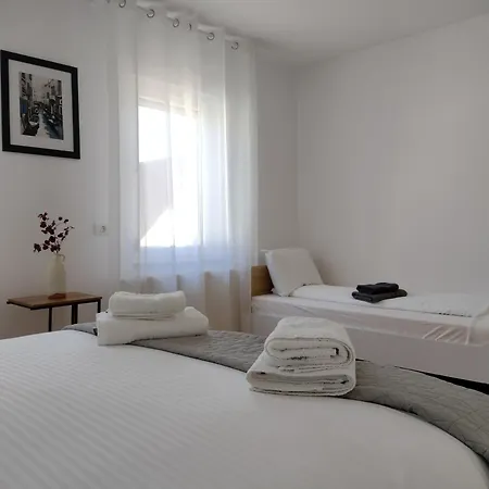 Friends House - Station - Self Check-in Braşov