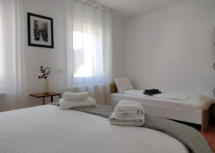 Friends House - Station - Self Check-in Brasov